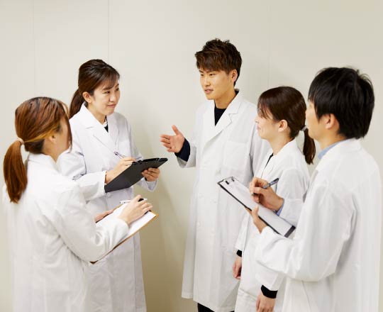 複数の研究員がチームで評価し、精度を高める